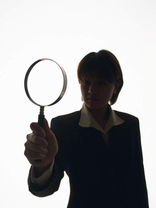 东方人,一个人,商务人士,商务女性,站,举,竖图,室内,白天,白色背景,正面,仪器,亚洲,仅一个年轻女性,仅一个女性,仅一个人,握,套装,检查,反射,分析,科学,放大镜,背光,拿,拿着,注视,黄种人,一个,观察,看,托,站着,清晰,探索,握着,摄影,影棚,放大,单个,观看,仔细,透镜,察看,凸透镜,聚焦,关注,商务装,逆光,工薪阶层,光学,清楚,年轻女性,女人,女性,亚洲人,白领,上班族,举起,举手,举着,向上举,向上伸,向上托,站立,半身,彩图,影棚拍摄,拍摄