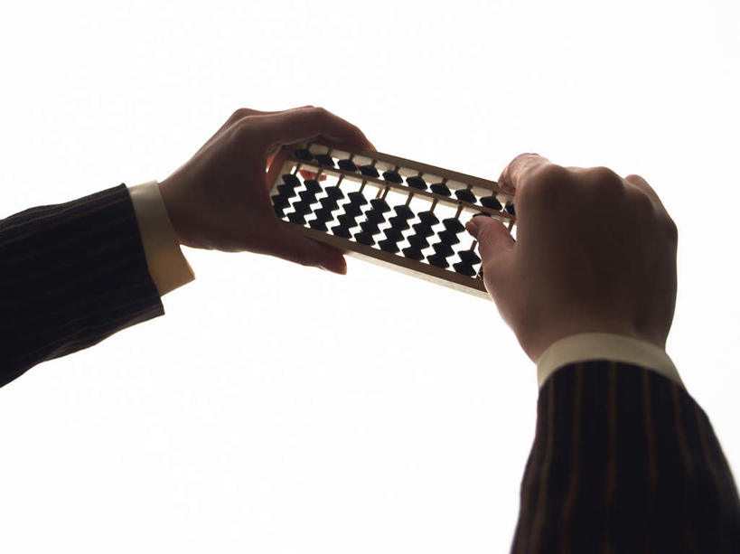 东方人,手,一个人,商务人士,商务女性,站,横图,俯视,室内,特写,白天,白色背景,算盘,亚洲,仅一个年轻女性,仅一个女性,仅一个人,一堆,一排,许多,握,堆叠,堆积,套装,古老,整齐,计算,科学,办公用品,背光,拿,拿着,黄种人,文化,传统,排列,一个,站着,手部,握着,理财,财务,摄影,影棚,单个,堆,算珠,操作,队列,数学,商务装,逆光,工薪阶层,珠算,年轻女性,女人,女性,亚洲人,白领,上班族,站立,半身,彩图,高角度拍摄,影棚拍摄,拍摄