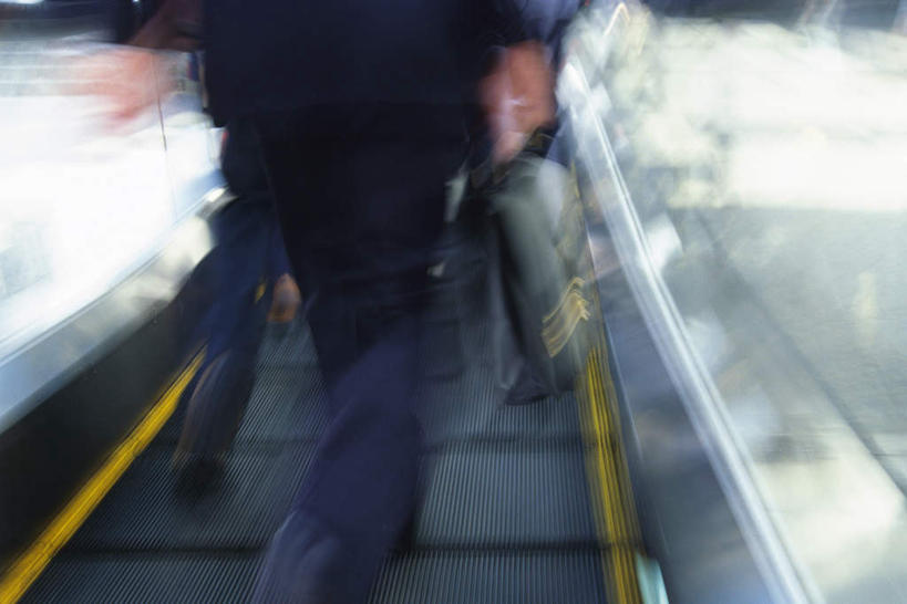 西方人,三个人,商务人士,商务男性,商务女性,站,走,横图,室内,白天,电梯,欧洲,欧洲人,阴影,套装,光线,影子,交通,自动电梯,背面,阳光,站着,运输,商务装,工薪阶层,男人,男性,年轻男性,年轻女性,女人,女性,白种人,白领,上班族,步行,站立,走路,半身,彩图