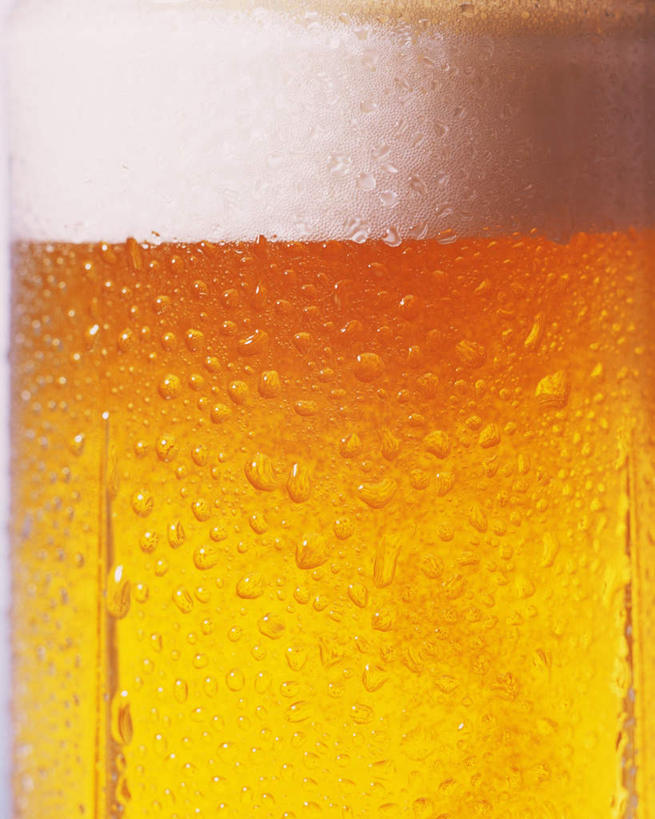 啤酒,无人,竖图,室内,特写,白天,正面,水,杯子,阴影,反射,泡沫,液体,影子,气泡,水滴,一杯,玻璃制品,饮料,泡泡,酒杯,啤酒杯,酒精饮料,摄影,影棚,金黄色,酒精,玻璃杯,彩图,影棚拍摄,拍摄