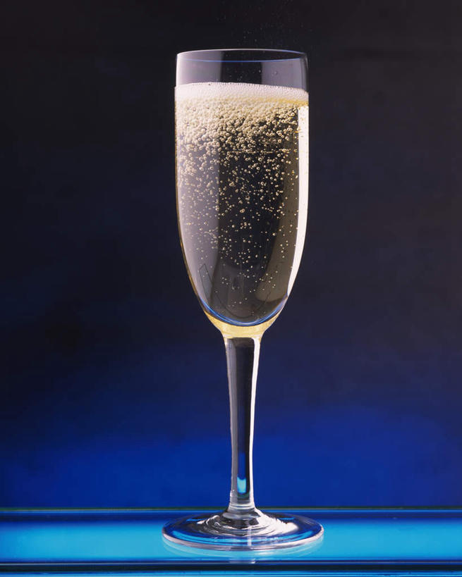 香槟酒,无人,竖图,室内,特写,白天,正面,杯子,阴影,反射,高脚杯,液体,影子,气泡,食品,一杯,玻璃制品,食物,饮料,酒杯,香槟,酒精饮料,摄影,影棚,酒精,玻璃杯,彩图,影棚拍摄,拍摄