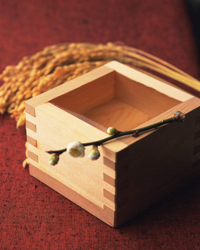 清酒,无人,竖图,俯视,室内,特写,白天,农作物,小麦,木盒,液体,谷物,食品,米酒,花蕾,盒子,花,树枝,食物,饮料,一只,花苞,花蕊,稻谷,稻子,酒精饮料,麦子,酒精,彩图,高角度拍摄