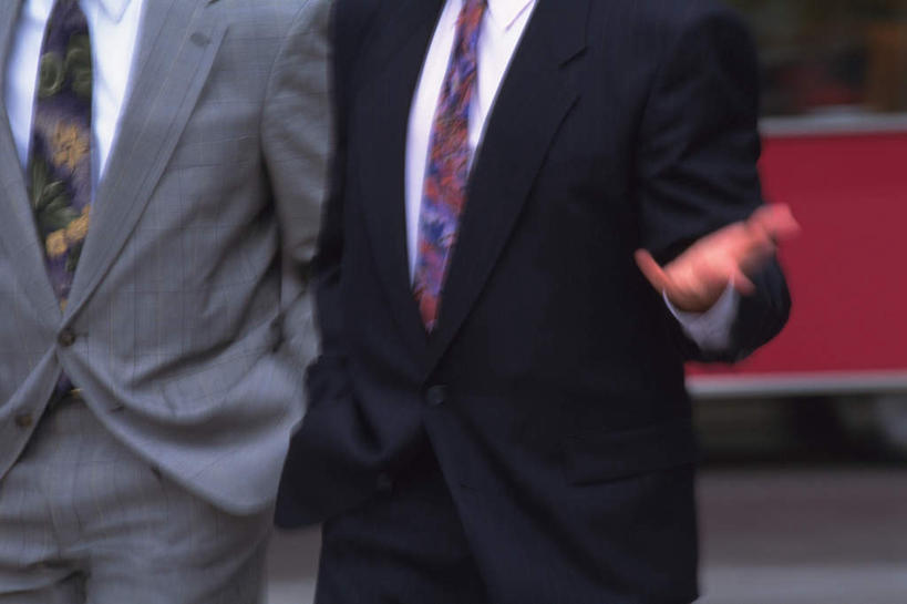 西方人,两个人,商务人士,商务男性,站,走,横图,室外,白天,正面,衬衫,道路,路,公路,欧洲,纽约,美国,欧洲人,阴影,套装,朦胧,模糊,光线,影子,领带,阳光,站着,北美,北美洲,美洲,商务装,工薪阶层,纽约州,帝国之州,帝国州,单手抄兜,单手放兜,北亚美利加洲,亚美利加洲,男人,男性,年轻男性,白领,上班族,马路,步行,插兜,举手,手插兜,手放口袋,站立,走路,半身,彩图,衬衣,手抄兜