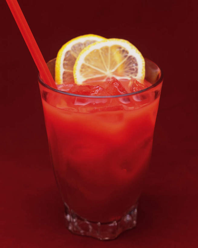 无人,竖图,俯视,室内,特写,白天,柠檬,杯子,切片,阴影,红色背景,反射,高脚杯,液体,影子,塑料,食品,酒类,一杯,文化,玻璃制品,酒,食物,饮料,红色,酒杯,塑料制品,吸管,鸡尾酒,酒精饮料,调酒,摄影,影棚,创造,空心,酒精,想象,饮管,血腥玛丽,血腥玛丽鸡尾酒,玻璃杯,益母果,柠果,彩图,高角度拍摄,影棚拍摄,拍摄,圆柱状