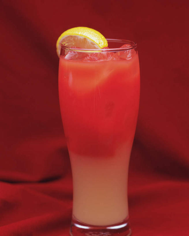 无人,竖图,室内,特写,白天,正面,柠檬,杯子,水果,切片,阴影,新鲜,反射,纺织物,高脚杯,液体,影子,生食,食品,果实,白兰地,一杯,玻璃制品,食物,饮料,红色,酒杯,酒精饮料,摄影,有机食品,绿色食品,影棚,镜像,酒精,镜面,法国白兰地,干邑白兰地酒,干邑,玻璃杯,益母果,柠果,彩图,影棚拍摄,拍摄