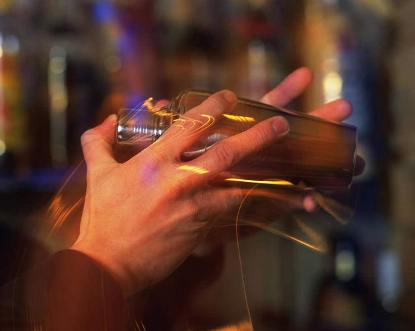 东方人,手,一个人,酒吧,横图,室内,特写,白天,侧面,杯子,金属制品,亚洲,仅一个男性,仅一个人,握,阴影,朦胧,模糊,反射,液体,影子,食品,调酒器,一杯,晃动,拿,拿着,黄种人,调酒师,食物,饮料,仅一个年轻男性,手部,手指,酒精饮料,握着,酒精,调酒瓶,雪克杯,雪克壶,摇酒壶,摇酒器,男人,男性,年轻男性,亚洲人,半身,彩图,酒吧间,酒馆