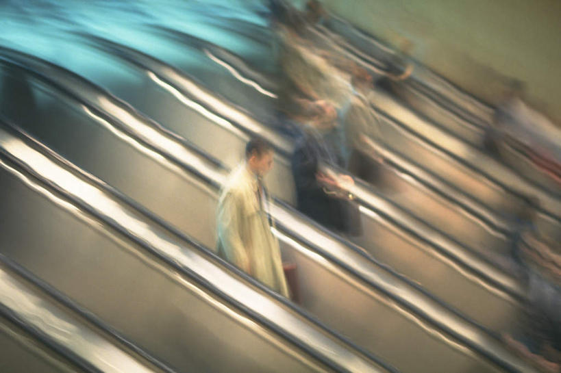 西方人,商务人士,商务男性,商务女性,站,走,横图,俯视,室内,白天,电梯,欧洲,欧洲人,阴影,套装,朦胧,模糊,光线,影子,交通,许多人,自动电梯,阳光,站着,一群人,运输,商务装,工薪阶层,男人,男性,年轻男性,年轻女性,女人,女性,白种人,白领,上班族,步行,站立,走路,半身,彩图,高角度拍摄