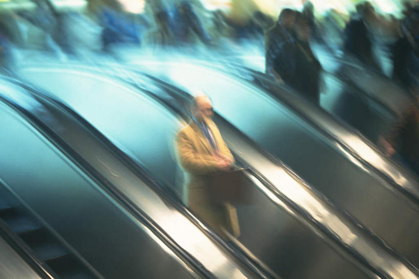 西方人,商务人士,商务男性,商务女性,站,走,横图,俯视,室内,白天,电梯,欧洲,欧洲人,阴影,套装,朦胧,模糊,光线,影子,交通,许多人,自动电梯,阳光,站着,一群人,运输,商务装,工薪阶层,男人,男性,年轻男性,年轻女性,女人,女性,白种人,白领,上班族,步行,站立,走路,半身,彩图,高角度拍摄