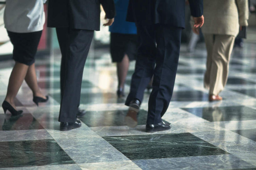 西方人,商务人士,商务男性,商务女性,站,走,横图,室内,白天,欧洲,欧洲人,阴影,套装,光线,影子,交通,许多人,背面,阳光,站着,一群人,运输,商务装,工薪阶层,男人,男性,年轻男性,年轻女性,女人,女性,白种人,白领,上班族,步行,站立,走路,半身,彩图