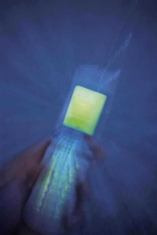 东方人,一个人,商务人士,商务男性,打电话,竖图,俯视,室内,特写,白天,电话,手机,亚洲,仅一个男性,仅一个人,握,拿,拿着,黄种人,通讯设备,仅一个年轻男性,握着,工薪阶层,一部,交流,男人,男性,年轻男性,亚洲人,白领,上班族,沟通,通话,半身,彩图,高角度拍摄