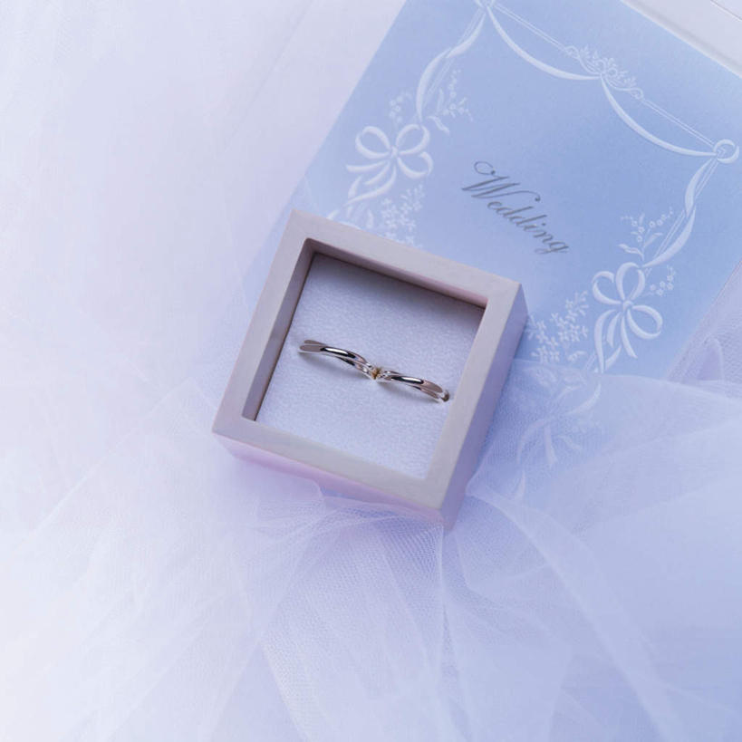 无人,方图,俯视,室内,特写,白天,婚礼,快乐,礼盒,礼物,阴影,朦胧,模糊,庆祝,装饰,光线,标志,纺织物,文字,影子,纸盒,字符,字母,一对,结婚,标识,盒子,阳光,包装盒,结婚戒指,戒指,卡片,礼品盒,喜庆,礼品,戒枕,纪念,华丽,修饰,点缀,衬托,美观,雅致,雅观,彩图,高角度拍摄,高兴