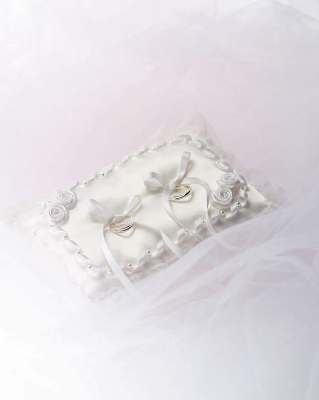 无人,竖图,俯视,室内,特写,白天,婚礼,快乐,礼盒,礼物,阴影,朦胧,模糊,庆祝,装饰,光线,影子,纸盒,一对,结婚,盒子,阳光,包装盒,结婚戒指,戒指,礼品盒,喜庆,礼品,戒枕,纪念,华丽,修饰,点缀,衬托,美观,雅致,雅观,彩图,高角度拍摄,高兴