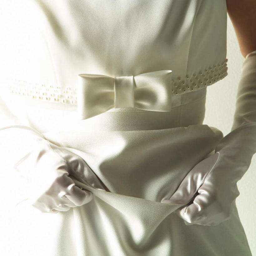 西方人,一个人,新娘,站,方图,室内,特写,白天,正面,婚纱,婚礼,快乐,欧洲,欧洲人,仅一个年轻女性,仅一个女性,仅一个人,握,阴影,庆祝,光线,影子,结婚,阳光,蝴蝶结,手套,站着,喜庆,抓,握着,纪念,抓着,年轻女性,女人,女性,白种人,站立,半身,彩图,婚礼服,礼服,高兴