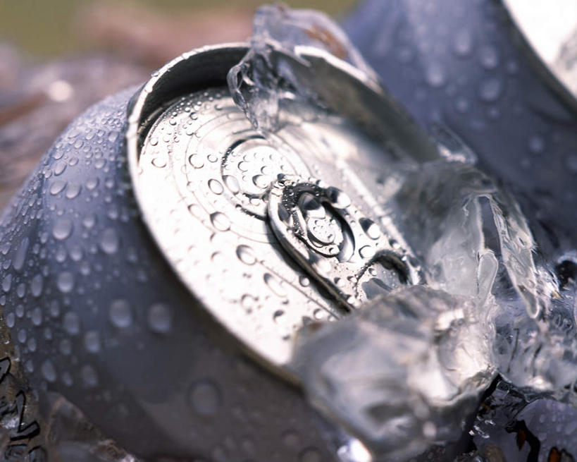 无人,横图,俯视,室外,特写,白天,静物,朦胧,模糊,圆形,水滴,冰块,水珠,饮料,易拉罐,一瓶,彩图,高角度拍摄