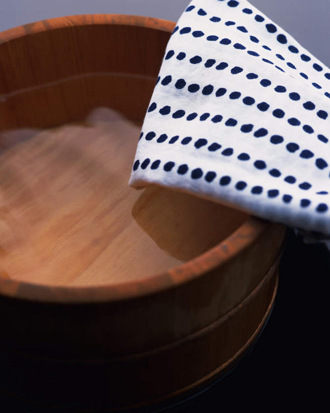 无人,竖图,俯视,室内,特写,白天,水,静物,一条,木制,盆,液体,斑点,水滴,一个,蓝色,木制品,容器,毛巾,单个,储藏,储存,彩图,高角度拍摄,贮存