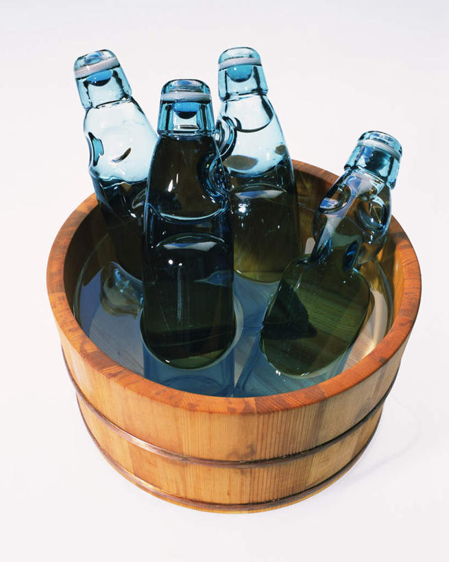 无人,竖图,俯视,室内,特写,白天,白色背景,静物,木制,木桶,桶,液体,玻璃制品,酒瓶,饮料,玻璃瓶,木制品,瓶子,容器,摄影,影棚,储藏,四瓶,储存,彩图,高角度拍摄,影棚拍摄,拍摄,贮存