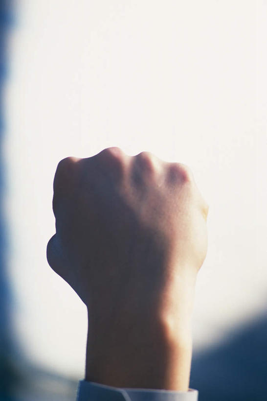 东方人,手,一个人,站,竖图,室外,特写,白天,亚洲,仅一个男性,仅一个人,握,阴影,光线,影子,黄种人,鼓励,仅一个年轻男性,背面,阳光,加油,手势,握拳,站着,日本人,手部,打气,握着,鼓舞,男人,男性,年轻男性,亚洲人,站立,半身,彩图