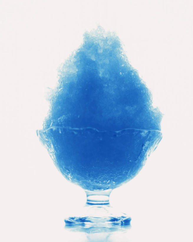 点心,无人,竖图,室内,特写,白天,白色背景,正面,餐桌,桌子,静物,杯子,一堆,堆叠,堆积,食品,甜点,甜品,一杯,玻璃制品,食物,蓝色,水杯,甜食,摄影,影棚,刨冰,餐台,堆,玻璃杯,彩图,影棚拍摄,拍摄