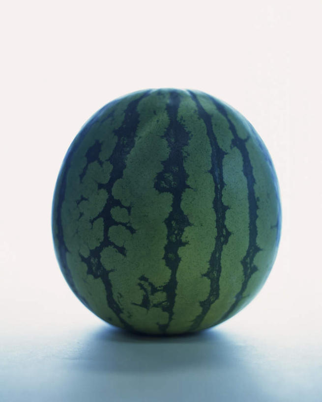 无人,竖图,俯视,室内,特写,白天,餐桌,桌子,西瓜,静物,水果,条纹,新鲜,生食,食品,果实,食物,一个,绿色,有机食品,绿色食品,单个,餐台,寒瓜,彩图,高角度拍摄