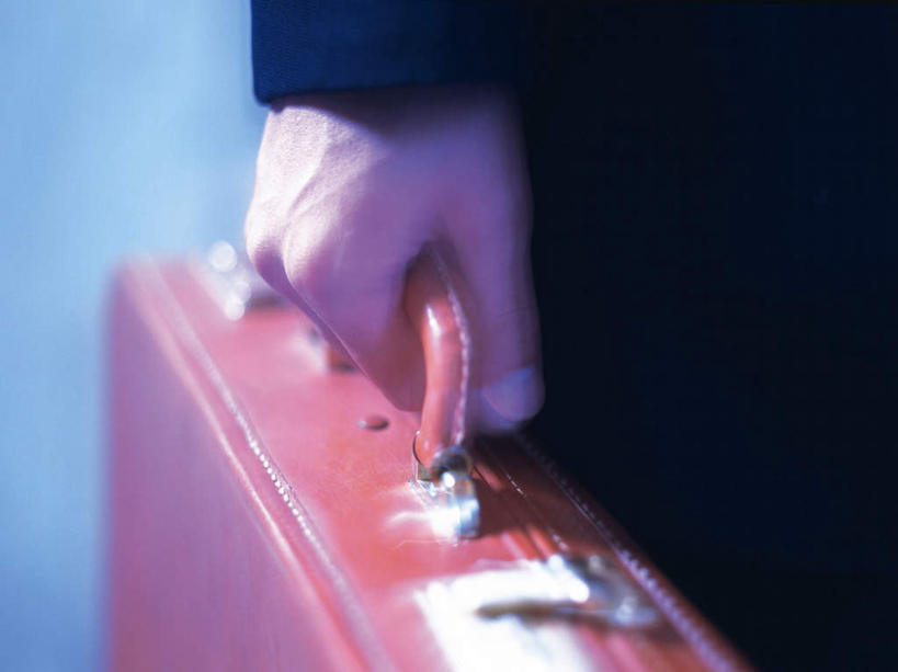 东方人,手,一个人,站,横图,俯视,室内,特写,白天,亚洲,仅一个男性,仅一个人,握,拉杆箱,旅行箱,拿,拎,拿着,黄种人,仅一个年轻男性,一个,行李箱,箱子,站着,日本人,手部,握着,单个,出差,男人,男性,年轻男性,亚洲人,站立,半身,彩图,高角度拍摄,旅行,拎着