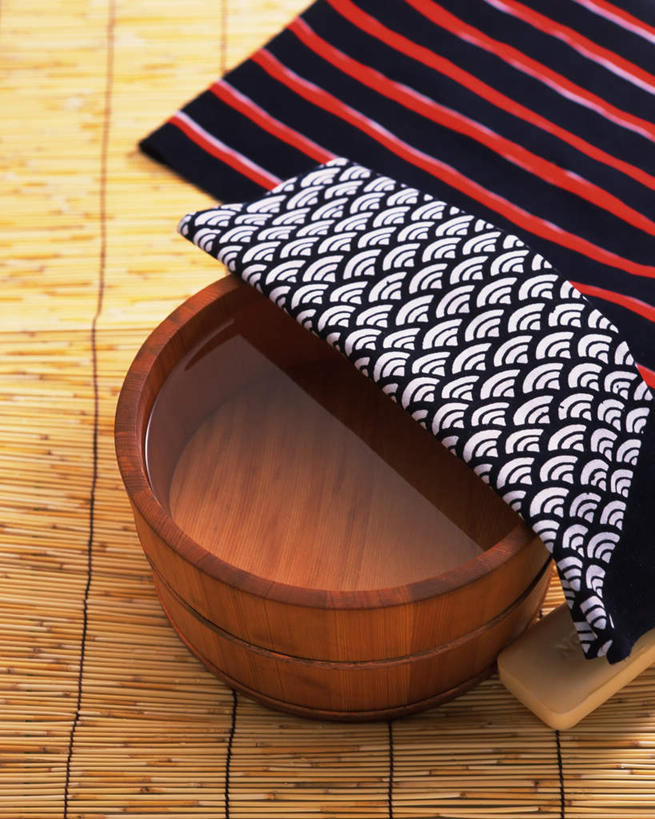 无人,竖图,俯视,室内,特写,白天,静物,一条,条纹,格子,盆,榻榻米,一个,红色,蓝色,容器,毛巾,单个,储藏,储存,彩图,高角度拍摄,贮存