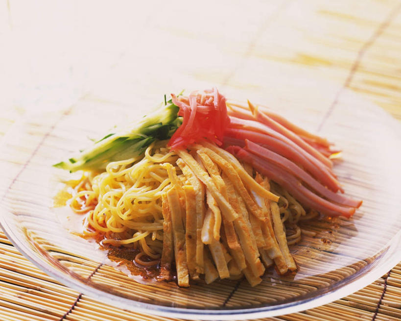 面食,面条,无人,横图,俯视,室内,特写,白天,烹饪,黄瓜,静物,餐具,一堆,堆叠,堆积,碟子,盘,蛋,鸡蛋,面,日本料理,料理,食品,冷面,鸡蛋丝,黄瓜丝,菜肴,美食,食物,盘子,碟,日式料理,日式,佳肴,堆,火腿丝,青瓜,胡瓜,彩图,高角度拍摄