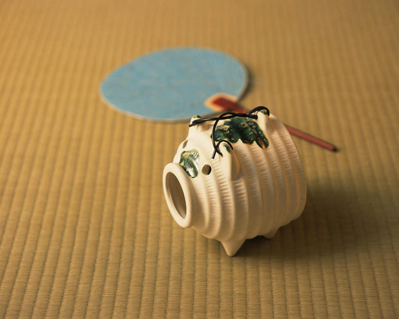 无人,横图,俯视,室内,特写,白天,白色背景,猪,静物,蜡烛,一把,节日,日本文化,蚊香猪,烟雾,榻榻米,燃烧,文化,佛香,一个,模型,香火,香烛,祈祷,健康,许愿,摄影,宗教,信仰,影棚,烧香,单个,纪念,祈求,平安,彩图,高角度拍摄,影棚拍摄,拍摄