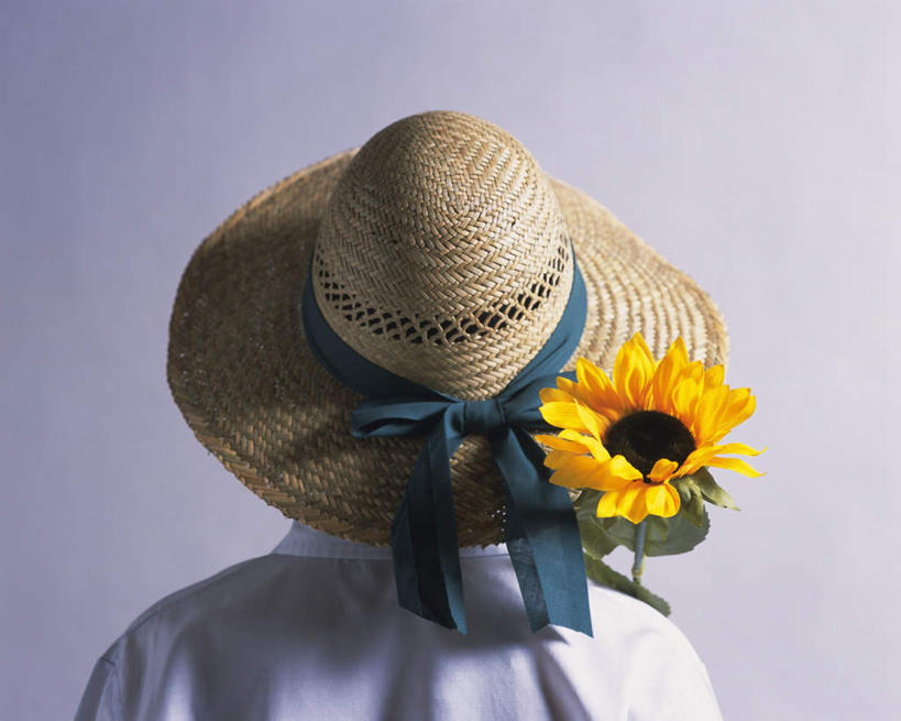 一个人,站,横图,室内,特写,白天,白色背景,植物,向日葵,帽子,仅一个年轻女性,仅一个女性,仅一个人,盛开,草帽,花,花瓣,花朵,花卉,鲜花,一朵,背面,花蕊,站着,摄影,影棚,朝阳花,葵花,望日莲,向阳花,转日莲,年轻女性,女人,女性,站立,半身,彩图,影棚拍摄,拍摄