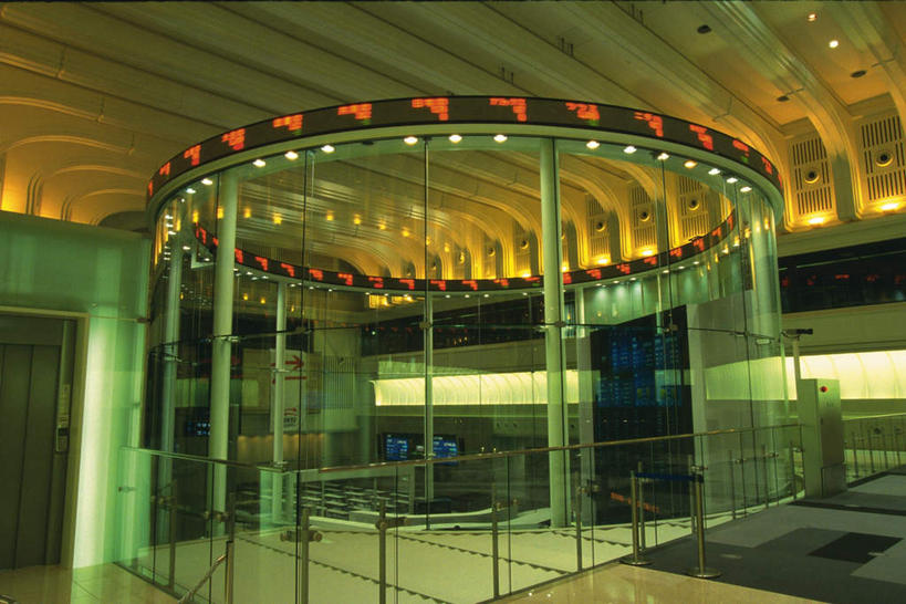 无人,栏杆,横图,室内,特写,白天,仰视,显示器,窗户,静物,照明,东京,日本,亚洲,屏幕,围栏,走廊,过道,灯光,显示屏,护栏,顶灯,玻璃窗,灯,灯具,金融,照亮,证券交易所,照明设备,交易所,输出设备,东亚,本州,关东地方,本州岛,日本国,东京都,彩图,低角度拍摄,股票交易所