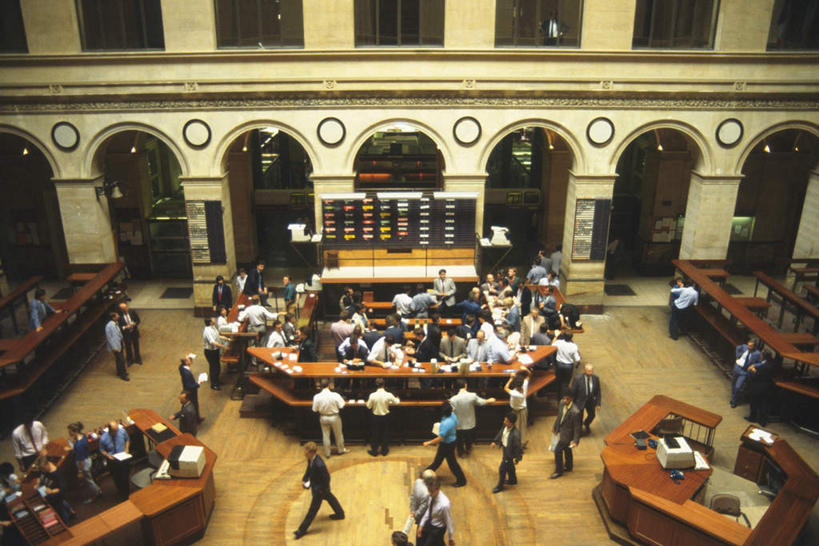 西方人,站,横图,俯视,室内,白天,工作服,制服,显示器,桌子,巴黎,欧洲,欧洲人,屏幕,办公桌,首都,许多人,显示屏,站着,一群人,金融,证券交易所,交易所,输出设备,工作制服,男人,男性,年轻男性,年轻女性,女人,女性,白种人,站立,彩图,高角度拍摄,全身,工作套服,股票交易所