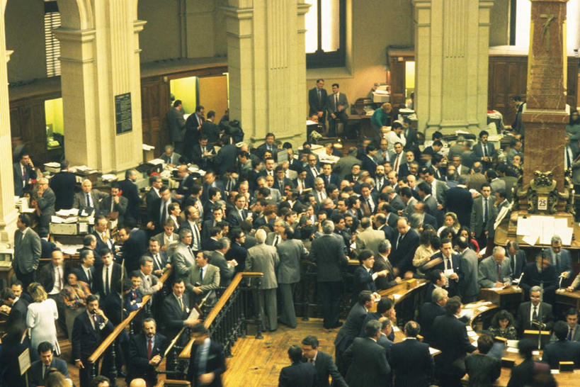 西方人,站,横图,俯视,室内,白天,工作服,制服,西班牙,欧洲,欧洲人,柱子,首都,许多人,站着,一群人,马德里,金融,证券交易所,南欧,交易所,西班牙王国,马德里自治区,工作制服,男人,男性,女人,女性,中年男性,中年女性,白种人,站立,彩图,高角度拍摄,全身,工作套服,股票交易所