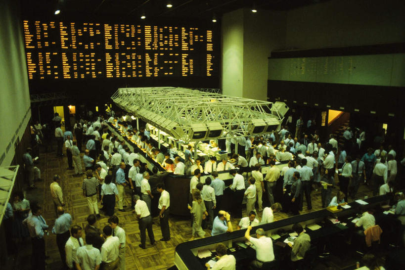 西方人,站,横图,俯视,室内,白天,工作服,制服,显示器,桌子,德国,欧洲,欧洲人,屏幕,办公桌,许多人,显示屏,站着,一群人,金融,证券交易所,交易所,输出设备,工作制服,男人,男性,女人,女性,中年男性,中年女性,白种人,站立,彩图,高角度拍摄,全身,工作套服,股票交易所