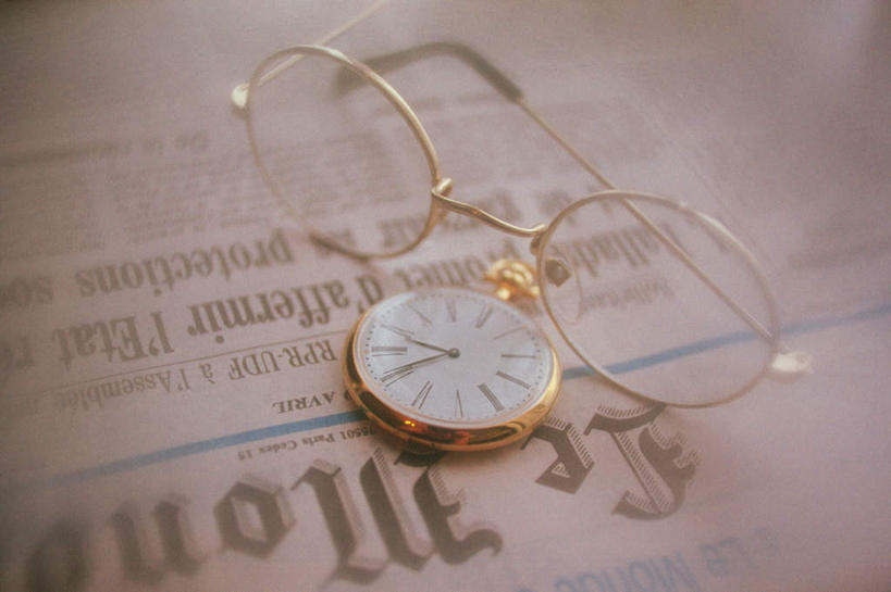 无人,横图,俯视,室内,特写,白天,复古,静物,报纸,一副,一块,一张,朦胧,模糊,时间,信息,英文,标志,时钟,文字,眼镜,字符,字母,计时,标识,怀表,钟表,表,英文字母,新闻,挂表,近视眼镜,钟,彩图,高角度拍摄,报刊