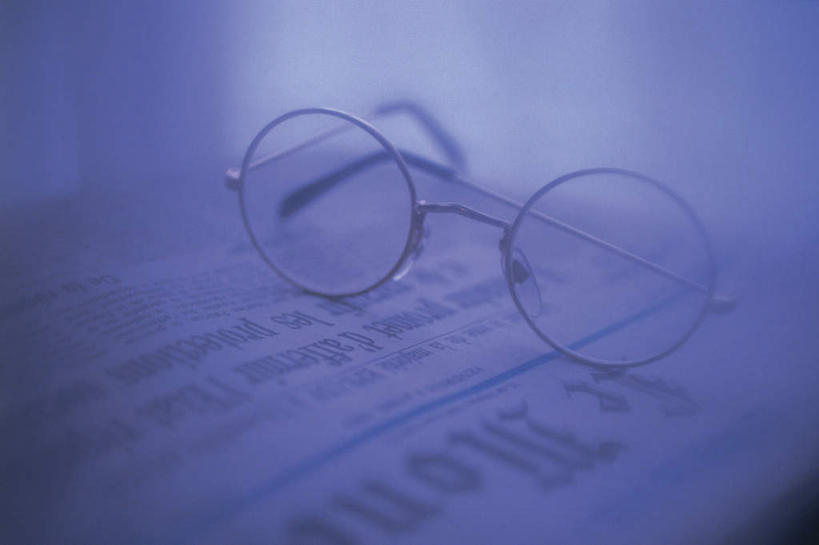 无人,横图,俯视,室内,特写,白天,静物,报纸,一副,一张,朦胧,模糊,信息,英文,标志,文字,眼镜,字符,字母,标识,英文字母,新闻,近视眼镜,彩图,高角度拍摄,报刊