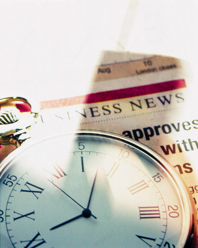 无人,竖图,俯视,室内,特写,白天,复古,静物,报纸,一块,一张,阴影,朦胧,模糊,时间,光线,信息,标志,时钟,数字,文字,影子,字符,字母,指针,罗马数字,计时,旋转,标识,怀表,阳光,钟表,表,转动,新闻,挂表,钟,彩图,高角度拍摄,报刊