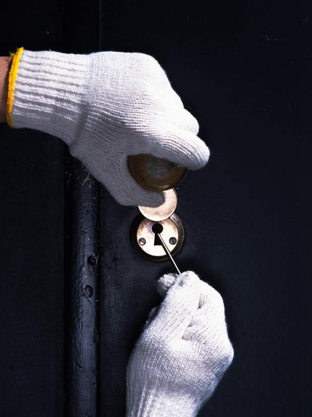 东方人,手,一个人,站,竖图,室外,特写,白天,正面,安全,亚洲,双手,仅一个男性,仅一个人,阴影,光线,影子,防护,钥匙,拿,拿着,黄种人,锁,仅一个年轻男性,阳光,把手,门把手,手套,站着,手部,保护,门把,开启,封闭,保险,私密,盗窃,偷窃,保全,周全,安稳,安定,防盗,小偷,窃贼,贼,平安,男人,男性,年轻男性,亚洲人,拉手,站立,半身,彩图