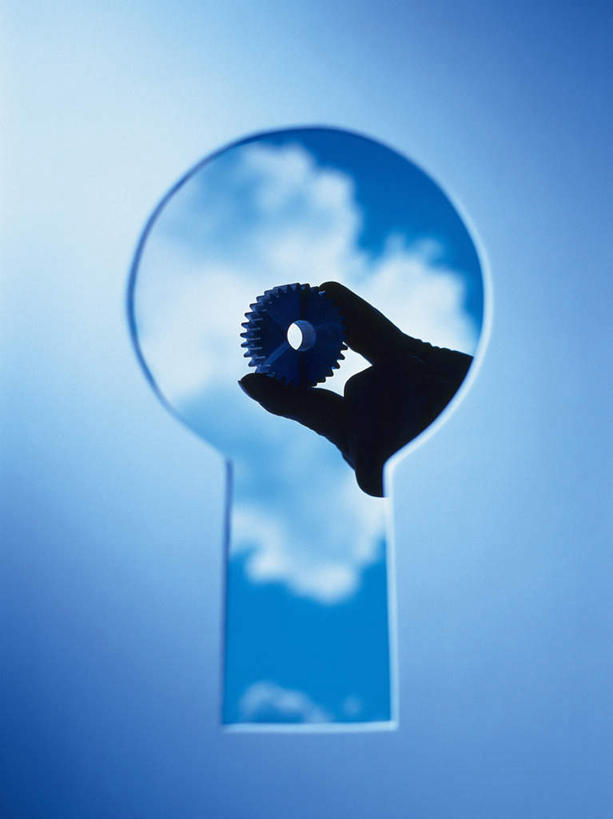 东方人,手,一个人,站,竖图,室内,特写,白天,仰视,亚洲,仅一个男性,仅一个人,阴影,蓝色背景,光线,工具,影子,洞,孔,拿,拿着,黄种人,仅一个年轻男性,一个,阳光,站着,手部,手指,摄影,洞穴,影棚,单个,扳手,锁眼,穴,扳头,男人,男性,年轻男性,亚洲人,站立,半身,彩图,低角度拍摄,影棚拍摄,拍摄