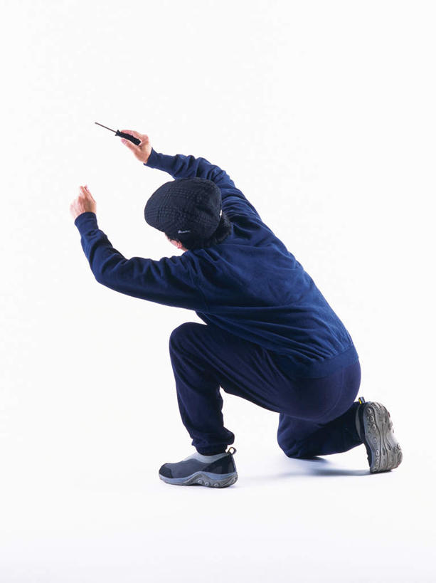 东方人,一个人,蹲,摸,竖图,室内,白天,白色背景,帽子,亚洲,仅一个男性,仅一个人,仅一个中年男性,握,服装,工具,墨镜,眼镜,拿,拿着,注视,休闲装,黄种人,背面,衣服,蓝色,太阳镜,太阳眼镜,观察,看,休闲,休闲服,遮阳镜,握着,摄影,服饰,影棚,观看,螺丝刀,起子,犯罪,察看,关注,盗窃,偷窃,小偷,窃贼,盗贼,贼,偷盗,男人,男性,中年男性,亚洲人,触摸,蹲着,接触,彩图,全身,影棚拍摄,拍摄