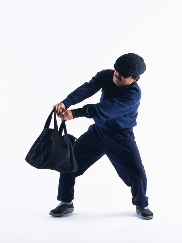 东方人,一个人,站,摸,竖图,室内,白天,白色背景,正面,帽子,亚洲,仅一个男性,仅一个人,仅一个中年男性,握,服装,包,墨镜,皮包,眼镜,拿,拿着,注视,休闲装,黄种人,衣服,蓝色,太阳镜,太阳眼镜,观察,看,站着,休闲,休闲服,遮阳镜,握着,摄影,服饰,影棚,观看,单肩包,察看,关注,盗窃,偷窃,小偷,窃贼,贼,男人,男性,中年男性,亚洲人,触摸,接触,站立,彩图,全身,影棚拍摄,拍摄