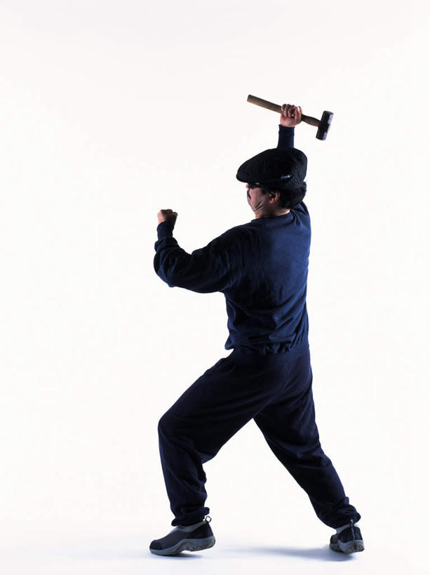 东方人,一个人,站,举,竖图,室内,白天,白色背景,侧面,帽子,亚洲,仅一个男性,仅一个人,仅一个中年男性,敲打,锤子,工具,榔头,注视,黄种人,观察,看,托,站着,摄影,影棚,观看,五金,察看,变形,紧固,关注,矫正,砸,塑形,牢固,男人,男性,中年男性,亚洲人,举起,举手,举着,向上举,向上伸,向上托,站立,彩图,全身,影棚拍摄,拍摄