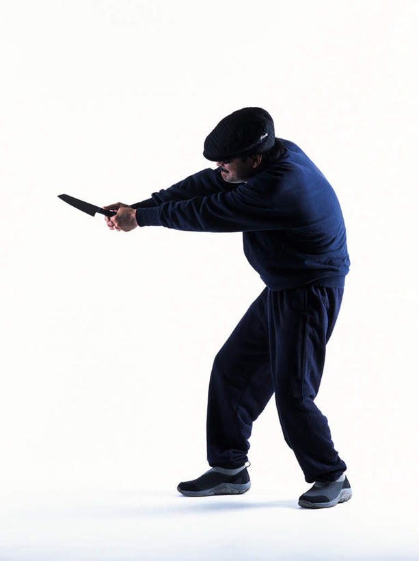 东方人,一个人,站,竖图,室内,白天,白色背景,侧面,帽子,亚洲,仅一个男性,仅一个人,仅一个中年男性,握,刀具,注视,黄种人,刀,观察,看,站着,握着,摄影,影棚,观看,犯罪,察看,关注,盗窃,偷窃,小偷,窃贼,盗贼,贼,偷盗,男人,男性,中年男性,亚洲人,站立,彩图,全身,影棚拍摄,拍摄,匕首