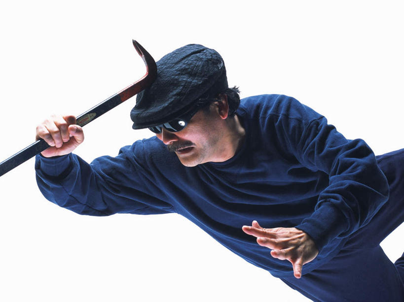 东方人,胡须,一个人,躺,摸,横图,室内,白天,白色背景,正面,亚洲,仅一个男性,仅一个人,仅一个中年男性,握,服装,工具,墨镜,眼镜,拿,拿着,注视,休闲装,黄种人,衣服,蓝色,太阳镜,太阳眼镜,观察,看,休闲,休闲服,遮阳镜,握着,摄影,服饰,影棚,观看,犯罪,察看,关注,盗窃,偷窃,撬棒,小偷,窃贼,盗贼,贼,偷盗,卧着,男人,男性,中年男性,亚洲人,胡子,小胡子,触摸,接触,躺着,卧,半身,彩图,影棚拍摄,拍摄