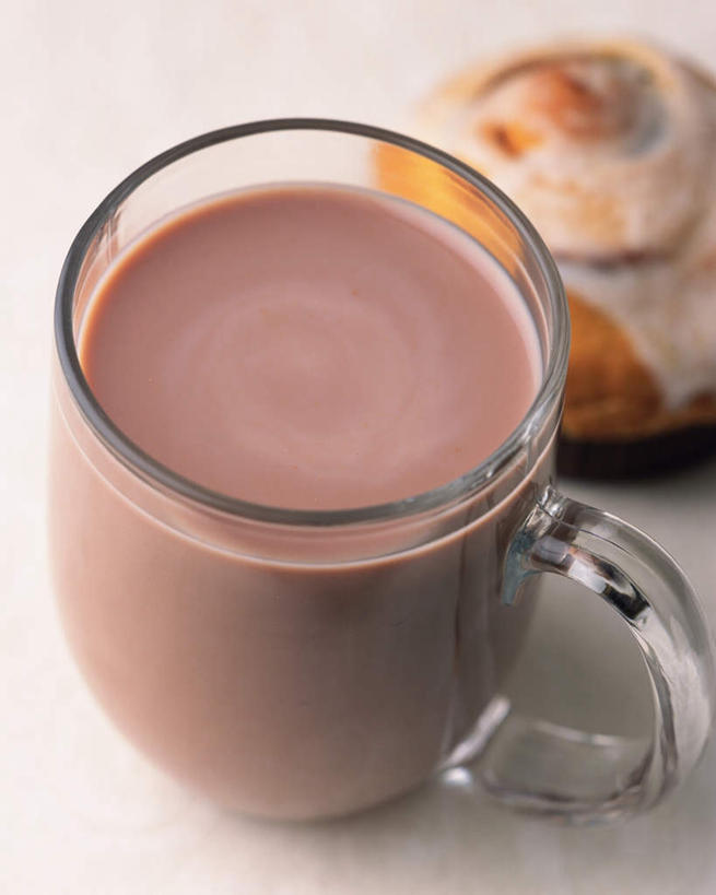 点心,面包,无人,竖图,俯视,室内,特写,白天,餐桌,桌子,杯子,阴影,反射,影子,食品,面点,一杯,玻璃制品,食物,糕点,饮料,水杯,热巧克力,摄影,影棚,餐台,热饮,热可可,美禄,热朱古力,玻璃杯,彩图,高角度拍摄,影棚拍摄,拍摄