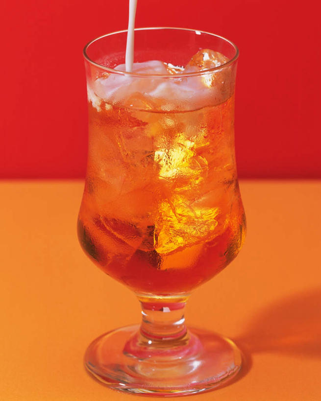 无人,竖图,俯视,室内,特写,白天,餐桌,桌子,静物,杯子,阴影,红色背景,反射,影子,冰,冰块,一杯,冷冻,玻璃制品,饮料,水杯,寒冷,摄影,影棚,冷藏,餐台,冰冷,保鲜,冰茶,玻璃杯,彩图,高角度拍摄,影棚拍摄,拍摄