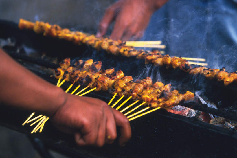 东方人,一个人,站,摸,横图,室外,白天,正面,烧烤,亚洲,仅一个男性,仅一个人,一排,握,整齐,火焰,肉,烤架,烤肉,燃烧,拿,拿着,注视,黄种人,肉类,排列,仅一个年轻男性,点燃,观察,看,站着,铁架,握着,观看,察看,队列,关注,肉食,碳,肉串,男人,男性,年轻男性,亚洲人,触摸,接触,站立,半身,彩图