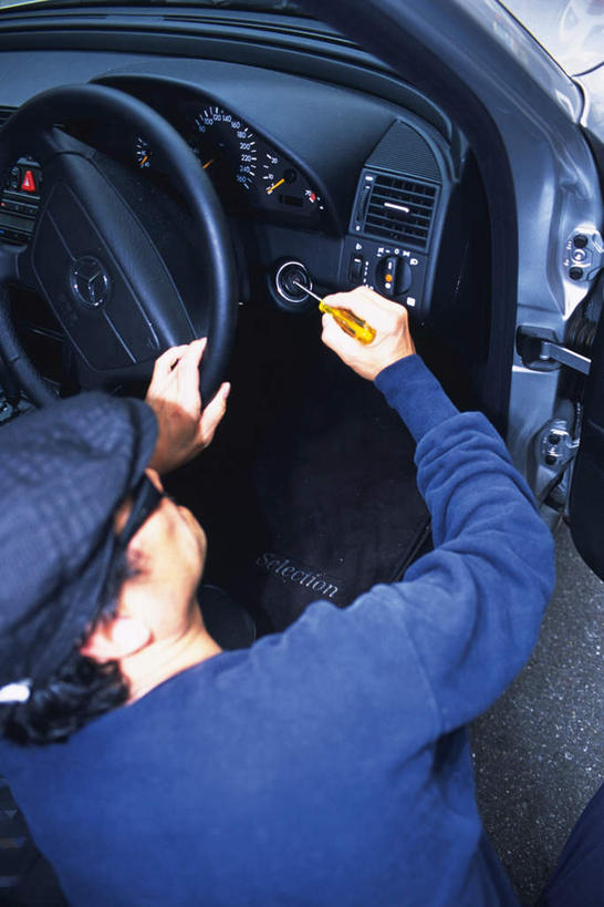 东方人,一个人,蹲,摸,竖图,俯视,室外,白天,汽车,帽子,亚洲,仅一个男性,仅一个人,仅一个中年男性,握,服装,工具,墨镜,眼镜,拿,拿着,注视,休闲装,黄种人,车,衣服,蓝色,方向盘,太阳镜,太阳眼镜,交通工具,轿车,观察,看,休闲,休闲服,遮阳镜,握着,服饰,观看,螺丝刀,起子,犯罪,察看,关注,盗窃,偷窃,小偷,窃贼,盗贼,贼,偷盗,男人,男性,中年男性,亚洲人,触摸,蹲着,接触,半身,彩图,高角度拍摄