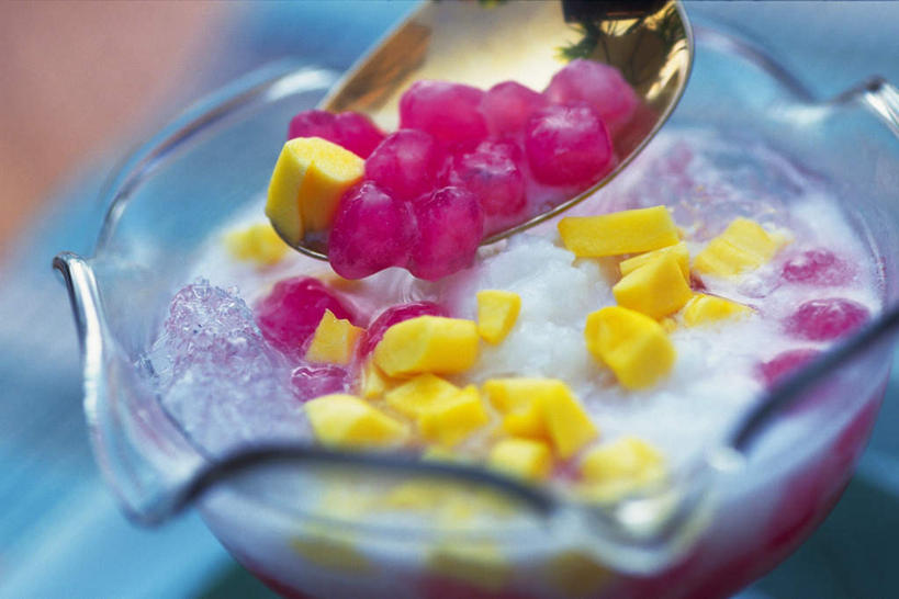 点心,无人,横图,俯视,室内,特写,白天,农作物,杯子,水果,朦胧,模糊,新鲜,生食,食品,布丁,甜点,甜品,果实,切块,玻璃制品,食物,水杯,甜食,摄影,有机食品,绿色食品,影棚,木薯,树薯,木番薯,树番薯,木薯布丁,玻璃杯,彩图,高角度拍摄,影棚拍摄,拍摄