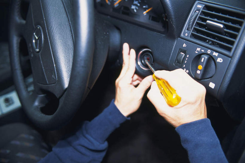 东方人,一个人,蹲,摸,横图,俯视,室外,白天,汽车,帽子,亚洲,仅一个男性,仅一个人,仅一个中年男性,握,服装,工具,墨镜,眼镜,拿,拿着,注视,休闲装,黄种人,车,衣服,蓝色,方向盘,太阳镜,太阳眼镜,交通工具,轿车,观察,看,休闲,休闲服,遮阳镜,握着,服饰,观看,螺丝刀,起子,犯罪,察看,关注,盗窃,偷窃,小偷,窃贼,盗贼,贼,偷盗,男人,男性,中年男性,亚洲人,触摸,蹲着,接触,半身,彩图,高角度拍摄