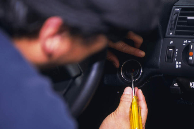 东方人,一个人,坐,摸,横图,俯视,室外,白天,汽车,帽子,亚洲,仅一个男性,仅一个人,仅一个中年男性,握,服装,朦胧,模糊,工具,墨镜,眼镜,拿,拿着,注视,休闲装,黄种人,车,衣服,蓝色,方向盘,太阳镜,太阳眼镜,交通工具,轿车,观察,看,休闲,休闲服,遮阳镜,握着,服饰,观看,螺丝刀,起子,犯罪,察看,关注,盗窃,偷窃,小偷,窃贼,盗贼,贼,偷盗,男人,男性,中年男性,亚洲人,触摸,接触,坐着,半身,彩图,高角度拍摄