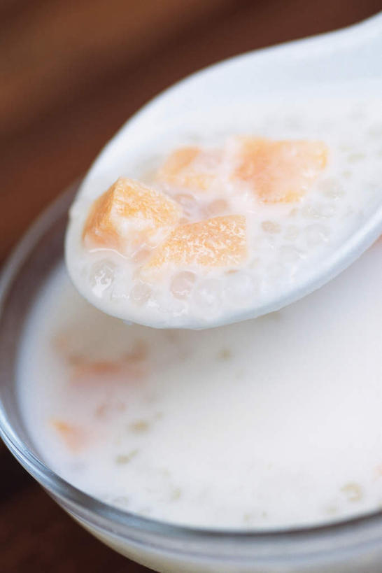 点心,无人,竖图,俯视,室内,特写,白天,农作物,餐桌,桌子,餐具,握,阴影,反射,影子,勺子,食品,布丁,甜点,甜品,拿,拿着,食物,糕点,调羹,汤匙,碗,甜食,握着,摄影,影棚,餐台,椰汁,木薯,树薯,木番薯,树番薯,木薯布丁,进餐用具,烹调用具,彩图,高角度拍摄,影棚拍摄,拍摄